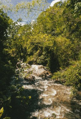 Cartama nehri ve dağlarıyla doğal manzara. Tamesis, Antioquia, Kolombiya.