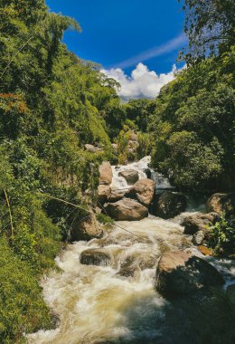 Cartama nehri ve dağlarıyla doğal manzara. Tamesis, Antioquia, Kolombiya.