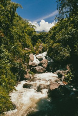 Cartama nehri ve dağlarıyla doğal manzara. Tamesis, Antioquia, Kolombiya.