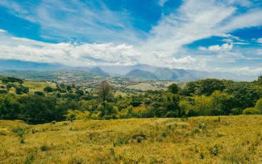 Tamesis, Antioquia 'da dağlar ve atlar manzaralı manzaralar. Kolombiya.