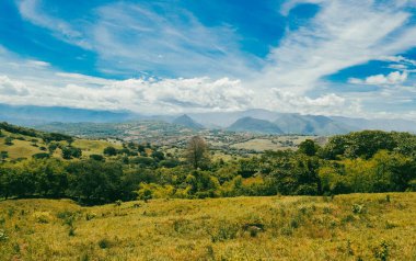Tamesis, Antioquia 'da dağlar ve atlar manzaralı manzaralar. Kolombiya.