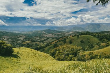 Tamesis, Antioquia 'da dağlar ve atlar manzaralı manzaralar. Kolombiya.