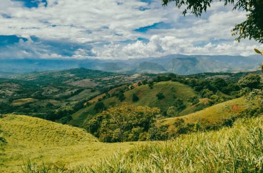 Tamesis, Antioquia 'da dağlar ve atlar manzaralı manzaralar. Kolombiya.