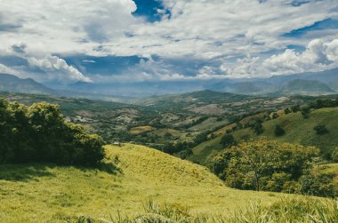 Tamesis, Antioquia 'da dağlar ve atlar manzaralı manzaralar. Kolombiya.