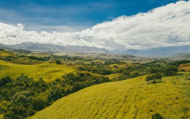 Tamesis, Antioquia 'da dağlar ve atlar manzaralı manzaralar. Kolombiya.