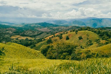 Tamesis, Antioquia 'da dağlar ve atlar manzaralı manzaralar. Kolombiya.