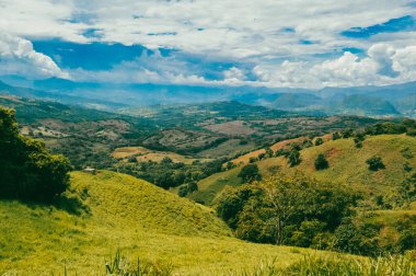 Tamesis, Antioquia 'da dağlar ve atlar manzaralı manzaralar. Kolombiya.