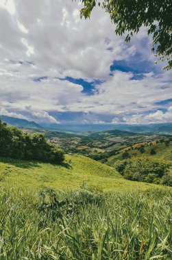 Tamesis, Antioquia 'da dağlar ve atlar manzaralı manzaralar. Kolombiya.