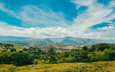 Tamesis, Antioquia 'da dağlar ve atlar manzaralı manzaralar. Kolombiya.