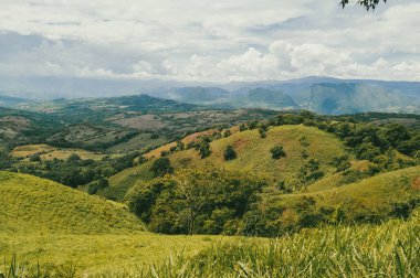 Tamesis, Antioquia 'da dağlar ve atlar manzaralı manzaralar. Kolombiya.