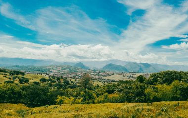Tamesis, Antioquia 'da dağlar ve atlar manzaralı manzaralar. Kolombiya.