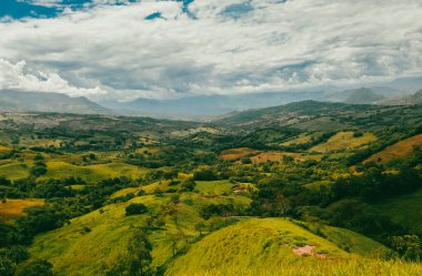 Tamesis, Antioquia 'da dağlar ve atlar manzaralı manzaralar. Kolombiya.
