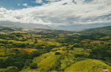 Tamesis, Antioquia 'da dağlar ve atlar manzaralı manzaralar. Kolombiya.