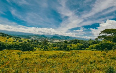 Tamesis, Antioquia 'da dağlar ve atlar manzaralı manzaralar. Kolombiya.