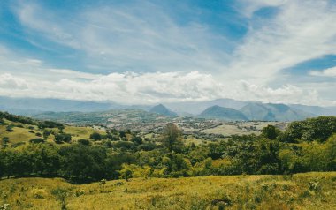 Tamesis, Antioquia 'da dağlar ve atlar manzaralı manzaralar. Kolombiya.