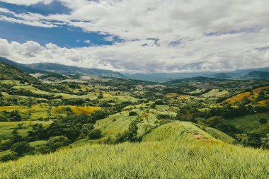 Tamesis, Antioquia 'da dağlar ve atlar manzaralı manzaralar. Kolombiya.