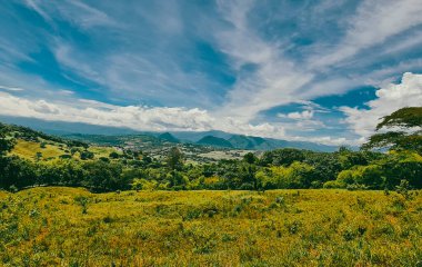 Tamesis, Antioquia 'da dağlar ve atlar manzaralı manzaralar. Kolombiya.