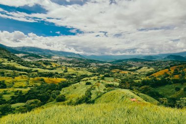 Tamesis, Antioquia 'da dağlar ve atlar manzaralı manzaralar. Kolombiya.