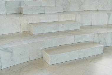 Umumi ya da yarı kamusal alandaki parlak mermer basamaklar, yükselen bir sırayla, Carrara mermerine benzeyen damar desenleri ile Hiçbir insan yumuşak gölgeler bırakmaz