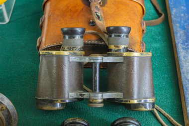 Tekerlekli büyük bir rustik metal mekanizması, üç telli, çıkıntılı, siyah lensli, saplı, görünür bir metin ya da renk yok, hatta ışıklandırma bile yok. İnsan aktivitesi yok, açılı perspektif operasyonu yok.