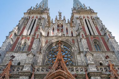 Büyük Gotik katedrali, eski Roma Katolik kilisesi, karmaşık detaylar, heykeller, yüksek kuleler, doğal ışık, taş işçiliği dokuları, dramatik gölgeler, düşük açı perspektifi, mimari ihtişam,