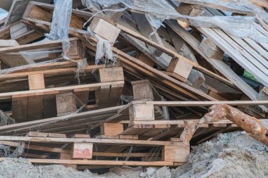 Büyük, yıpranmış ahşap döküntüler gün ışığında