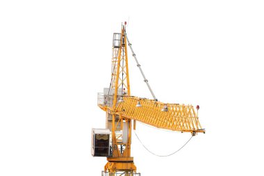 Bir inşaat sahasında büyük sarı bir vinç, taban yakınında iki küçük figür Bulutlu gün ışığı üç boyutlu bir perspektif hakim parlak sarı