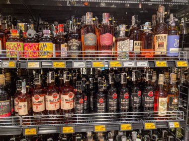 Viski ve roma odaklı, alkollü içeceklerin gösterildiği bir kutu, kaliteli bir perakende olarak ayarlanmış viski şişeleri, karışık etiketli Kyiv, Ukrayna 06-30-2025