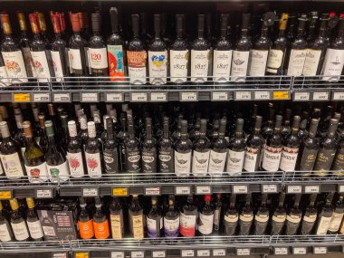 Renk ve tasarıma göre farklılık gösteren, menşei veya türü ile sınıflandırılmış çeşitli şarap kadehleri. Hatta Lig Kyiv, Ukrayna 07-02-2025