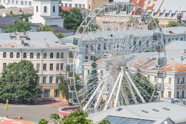 Merkez Kyiv, Ukrayna Havacılık manzarası büyük, canlı dönme dolap binaları tarafından domine edilmiş, ağırlıklı olarak beyaz, Kyiv, Ukrayna 06-06-2025
