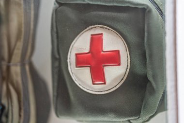Eczanede antika bir dolap, tıbbi acil durum çantası kırmızı haç sembolü, sergilenen siyah renk.