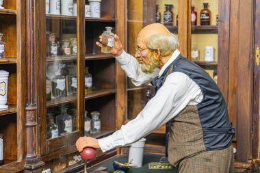 İlaç, havan topları, kurumuş otlar, kurutulmuş doğal ilaç Kyiv, Ukrayna 12-24-2023 tarihli Ukrayna doğal çaresi