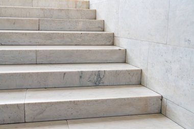 Mermer merdiven, gri ve beyaz fayanslar, belirgin basamaklar, harç çizgileri, soldan doğal aydınlatma, hiç kimse yok. a