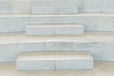 Eklemli mermer merdiven, yukarıdan sarkık bir yapıya açılıyor Beyazlar beyaz mermer basamaklar, doğal aydınlatma, gölgeler yok