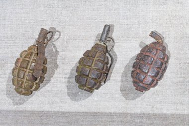 2. Dünya Savaşı 'ndan kalma dört el bombası açık bej bir yüzeye yerleştirilmiş. a