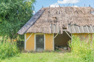 Zengin, bakımsız bir köyde eski bir Avrupa ek binası samanla kaplı geleneksel bir yapı ve kısmen eksik olan ahşap çerçeveli çatı iç mekanları ortaya çıkarıyor.