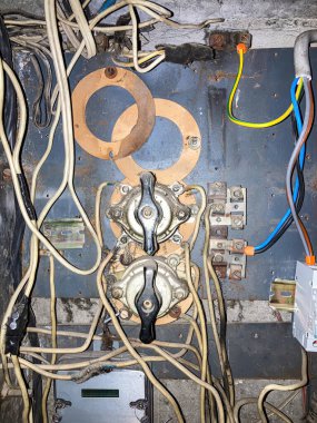 Çeşitli bileşenler, kablolar, rezistanslar, kondansatörler ve muhtemelen mekanik bir ortamda başka bir teçhizata bağlı potansiyel olarak susturulmuş toprak tonları olan bir panoda birleştirilmiş elektronik devre.