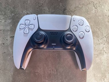 Video oyun denetleyicisi düz beton, dinamik köşegen bileşimi, iki tonluk beyaz ve siyah tasarım, yumuşak gölgeler, minimalist biçim