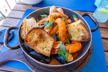 Hırvatistan 'da karides midyesi ve kırmızı soslu buzara geleneksel deniz ürünleri yemeği .