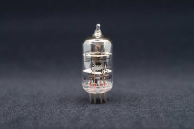 Prag, Çek Cumhuriyeti-Sempthe 5, 2025: Vintage Sovyet vakum tüpü 6N1P işaretli SSCB, karanlık arka planda izole edilmiş, sadece başyazı kullanımı.