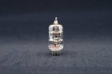 Prag, Çek Cumhuriyeti-Sempthe 5, 2025: Vintage Sovyet vakum tüpü 6N1P işaretli SSCB, karanlık arka planda izole edilmiş, sadece başyazı kullanımı.