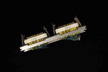 5 Eylül 2025 'te Prag, Çek Cumhuriyeti' nde altın kaplamalı temaslarla MK1 ve MK2 vintage multi-pin konnektörlerinin yakın çekimleri yapıldı. Sadece editoral kullanım.