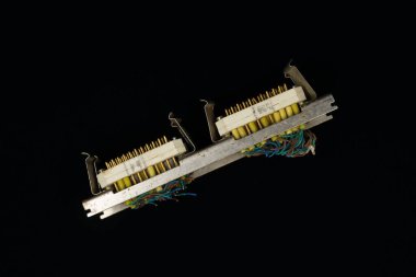 5 Eylül 2025 'te Prag, Çek Cumhuriyeti' nde altın kaplamalı temaslarla MK1 ve MK2 vintage multi-pin konnektörlerinin yakın çekimleri yapıldı. Sadece editoral kullanım.