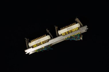 5 Eylül 2025 'te Prag, Çek Cumhuriyeti' nde altın kaplamalı temaslarla MK1 ve MK2 vintage multi-pin konnektörlerinin yakın çekimleri yapıldı. Sadece editoral kullanım.