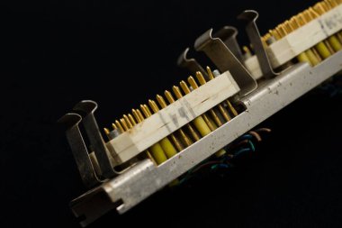 5 Eylül 2025 'te Prag, Çek Cumhuriyeti' nde altın kaplamalı temaslarla MK1 ve MK2 vintage multi-pin konnektörlerinin yakın çekimleri yapıldı. Sadece editoral kullanım.