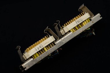 5 Eylül 2025 'te Prag, Çek Cumhuriyeti' nde altın kaplamalı temaslarla MK1 ve MK2 vintage multi-pin konnektörlerinin yakın çekimleri yapıldı. Sadece editoral kullanım.