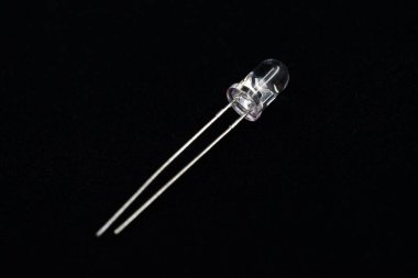 Elektronik projelerde ışık göstergesi, sinyal ve prototip olarak kullanılan iki uçlu LED diyotunu temizle.