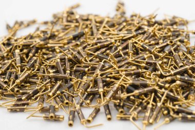 Elektronik konnektör olarak kullanılan altın kaplamalı FRB iğnelerinin yakın çekimi, endüstri, teknoloji ve modern elektronik imalatında hassas bileşenlerin detaylarını gösteriyor.