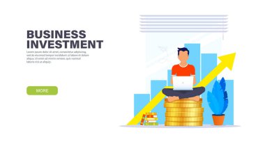 İş yatırım açılış sayfası kavramı. Adam bir laptop ile bir Lotus pozisyonda sikke yığını üzerinde oturan ve yeni bir iş fikri üzerinde rahat bir atmosferde çalışan. 