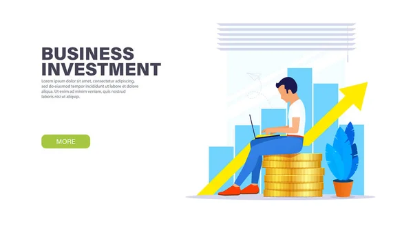 Concepto de landing page de inversión empresarial. Chico sentado en una pila de monedas con un ordenador portátil y trabajando en un ambiente relajado en una nueva idea de negocio. Fácil de editar y personalizar . — Vector de stock